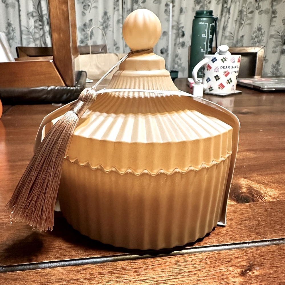 House Of Harlow Matcha Teakwood candle